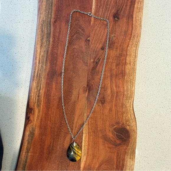 Tiger’s Eye Polished Pendant Necklace Oval Stone on Silver Tone Chain Green Gold - Picture 6 of 6